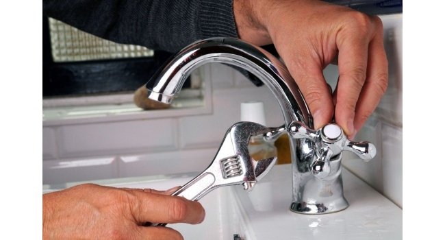 Замена старого смесителя на кухне и в ванной 