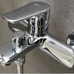 Смеситель для ванны Lemark Selena LM0812C, однорычажный, короткий излив, с ручной лейкой, хром